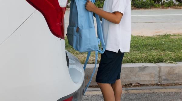 Băiețel de 10 ani, arestat după ce a făcut pipi în spatele mașinii mamei sale: „Plângeam și nu înțelegeam ce se întâmplă”