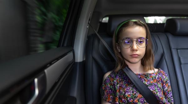 Cum să previi răul de mașină la copii? Metoda eficientă a unui neuropsiholog, susținută de cercetările din neuroștiință