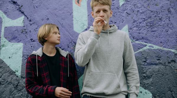 Cum să explicăm copiilor și adolescenților riscurile și daunele fumatului