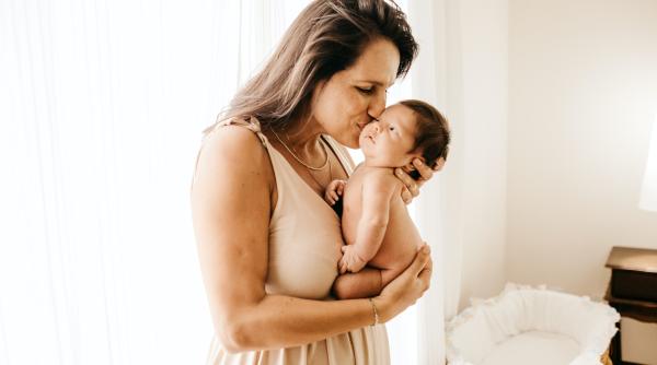 Sufocarea emoțională: „Nu pot fi fără fiul meu”. De ce unele mame devin anxioase și incapabile să stea departe de copilul lor