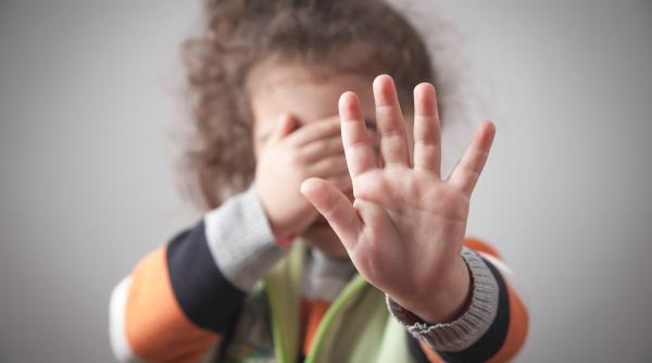 Cruzimea unor „terapeute” dintr-un centru pentru copii din Suceava: Procurorii au descoperit „arsenalul” ororilor