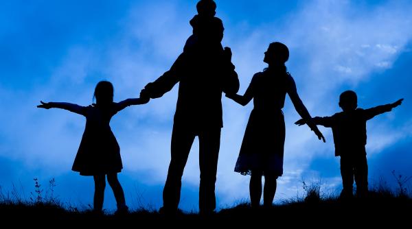 Ce spune tipul tău de eneagramă despre stilul tău parental? Află în ce tipologie te încadrezi și cum îți influențează rolul de mamă sau de tată