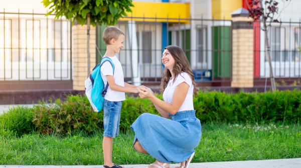 De ce trebuie să mă aplec ca să vorbesc cu copilul? Beneficiile extraordinare ale acestui gest: „Haideți să ne punem în locul micuților!”