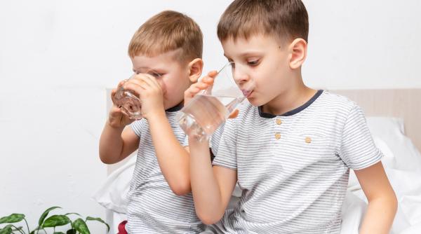 Copilul tău îți cere apă fix după ce se stinge lumina și trebuie să doarmă? Asta vrea să-ți spună! Neuropsiholog: „Există o explicație!”