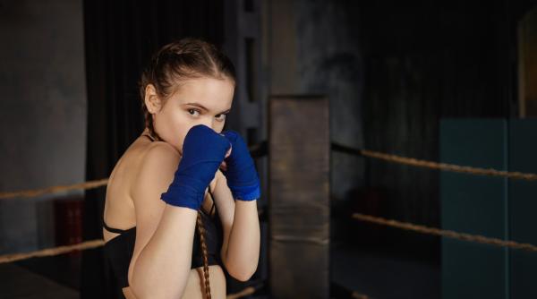 Cum să-ți înveți copilul să se apere de alți copii, fără să fie violent? Un neuropsiholog oferă un ghid pentru părinți