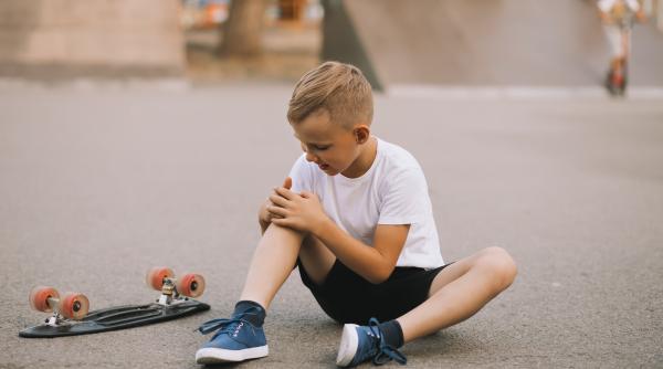 Copilul cade sau se lovește mai des decât alții? Ce este sindromul „copilului stângaci” și semnalele de care părinții trebuie să țină cont: „Nu neglijați simptomele!”