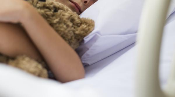 Patru copii, la spital după ce mama i-a spălat cu insecticid pentru oi ca să-i scape de păduchi