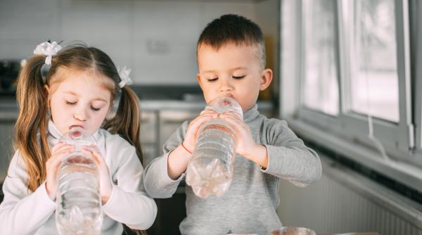 Câtă apă ar trebui să bea bebelușii și copiii? Specialiști: „Simțul de sete nu este încă pe deplin dezvoltat”