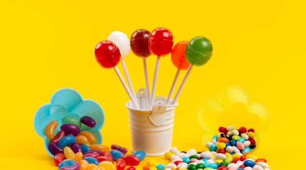 Doi copii, spitalizați după ce au mâncat bomboane care conțineau canabis: Mama i-a dus la medic după ce a văzut că micuții se simt rău