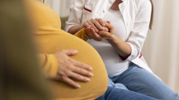 „Afacerea” mamelor surogat, la vedere, pe Facebook: Promisiunile de bani frumoși se transformă în capcane fără sfârșit pentru unele tinere românce