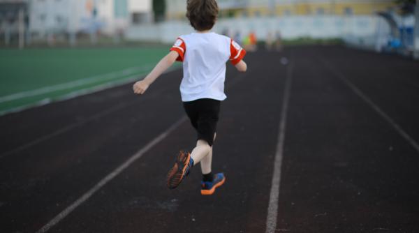 Un elev și-a pierdut viața după ce a fost pedepsit de profesor pentru că nu avea echipament sportiv: L-a forţat să alerge fără oprire pe caniculă 