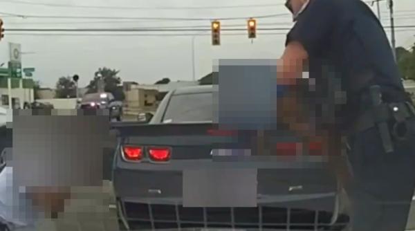 „Ajutor! Copilul meu...!” Mămică panicată, trasă pe dreapta din cauza vitezei excesive: Gonea spre spital, însă polițistul i-a salvat bebelușul / VIDEO