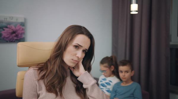 „Îmi cresc copilul corect?” O preocupare mai comună decât vă puteți imagina: „Costurile emoționale și psihologice pot fi foarte mari pentru părinți”