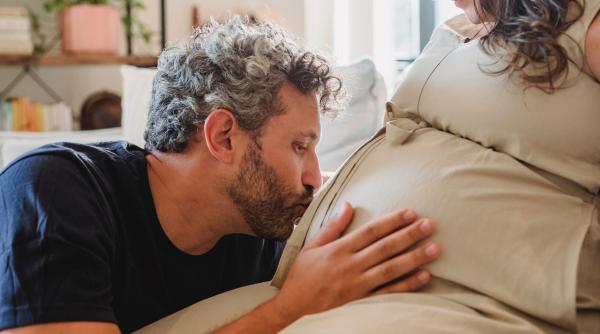 Când sunt interzise relațiile intime în timpul sarcinii: Ghidul trimestrial