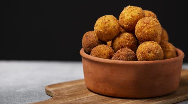 Chiftele din dovlecei. Aceste biluțe crocante sunt ușor de pregătit și irezistibile pentru întreaga familie!