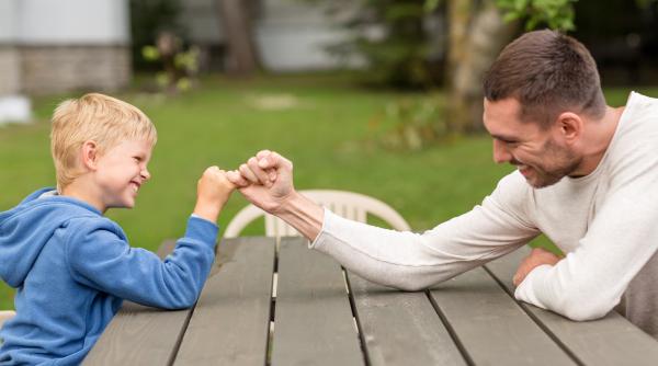 „Educați voința copiilor”, susțin specialiștii în parenting. Cu efort și motivație, părinții pot crește tineri care fac față provocărilor vieții de zi cu zi