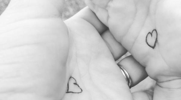 Butonul îmbrățișării: Trucul unei mame pentru a-și ajuta copilul să facă față anxietății de separare de la întoarcerea la școală