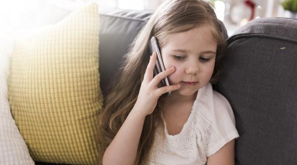 „Mama are nevoie de ajutor!” O fetiță de numai 4 ani sună la 112 și își salvează părintele: „Ne-a mulțumit înainte să închidă telefonul”