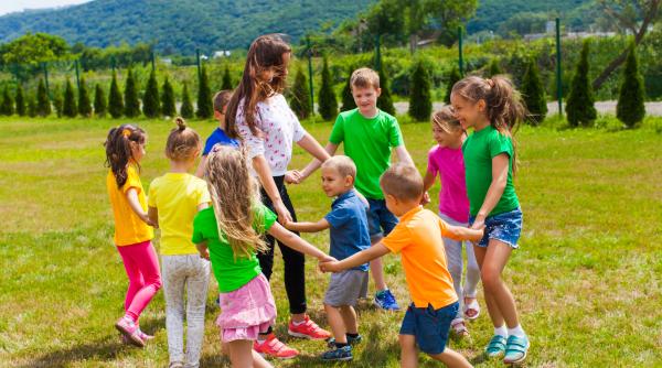 Educația în aer liber la o vârstă fragedă îmbunătățește stresul emoțional și performanța școlară, potrivit unui nou studiu