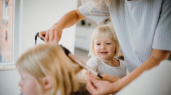„Nu vreau să mă tuund!”: Cum să îți convingi copilul să meargă la frizer