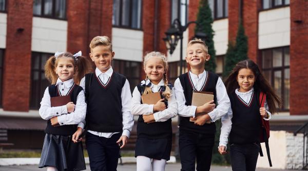 Uniforma, obligatorie sau nu în școlile din România? Începutul noului an readuce în atenție veşnica dezbatere. Ce spun specialiștii?