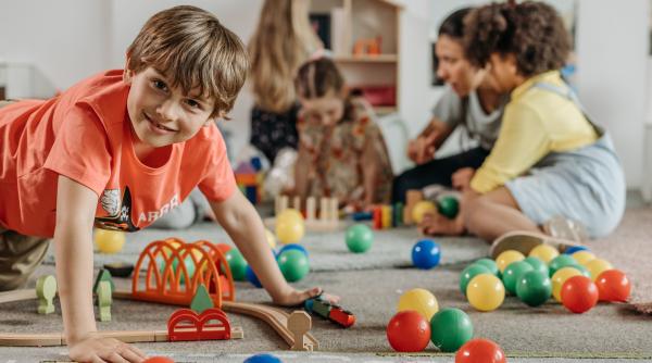 Cum ne ajutăm copilul să își îmbunătățească memoria: Sfaturi practice 