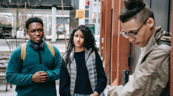 Copilul tău adolescent este timid? Trei greșeli de evitat pentru a nu agrava timiditatea