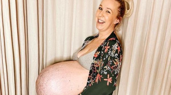 Mamă de tripleți uimește pe toată lumea, arătând imagini cu burtica ei gigantică