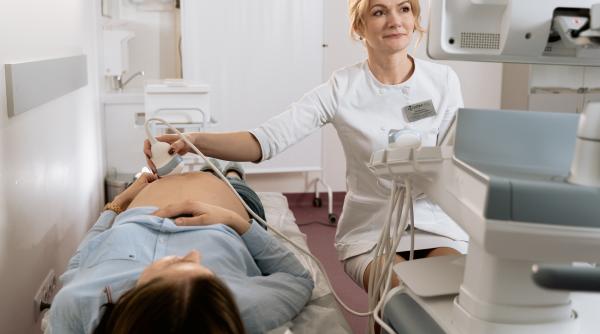 Un geamăn îl salvează pe celălalt „trimițând un semnal” când se afla încă în burta mamei