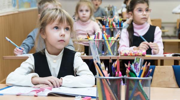 Peste 2 milioane de elevi încep astăzi școala. Echipa ParintisiPitici.ro vă urează succes! Să râdeți, să învățați și să creșteți înțelepți și puternici