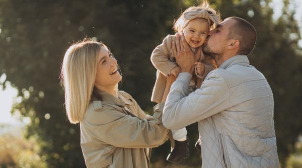 Creșterea unui singur copil: „Evitați stereotipurile care sugerează că toți sunt răsfățați sau egoiști. Realitatea este mult mai complexă”