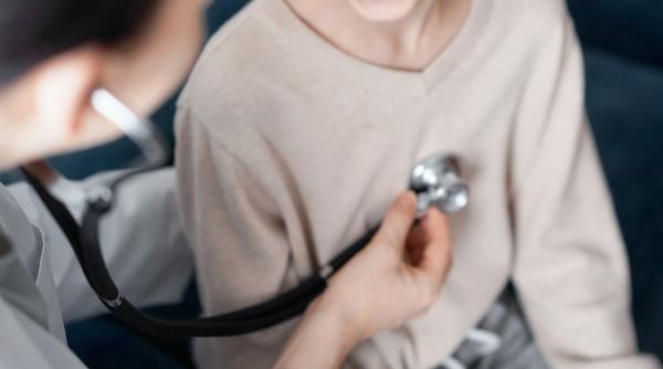 Micuțul Alex a trecut prin 3 ani de dureri. Mama a căutat răspunsuri la 17 medici, dar a găsit diagnosticul pe ChatGPT: „Nimeni nu a văzut asta!”