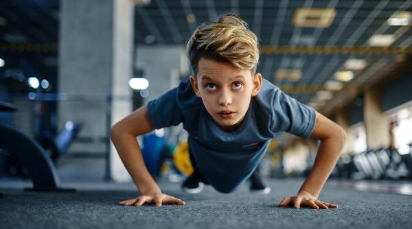 Copiii care fac sport zilnic tolerează mai bine stresul: „Au niveluri mai scăzute de cortizol în situații de presiune în comparație cu cei mai puțin activi”