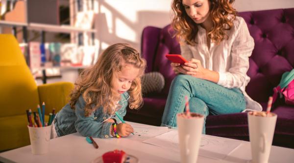 Fenomenul „phubbing”. Un specialist în educație trage un semnal de alarmă: „NU este un comportament normal sau acceptabil”