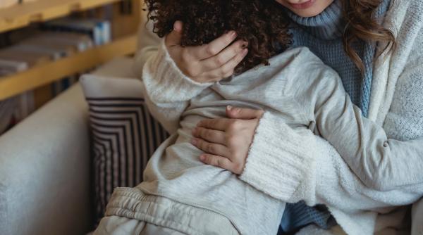 O mamă declanșează o dezbatere socială: Atingerea părului copiilor. Este corect sau greșit?