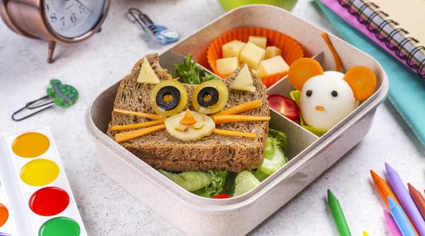 Gustări rapide pentru pachetul de la școală: Ce mâncare sănătoasă să pui în ghiozdanul copilului