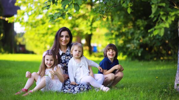 Veste bună pentru mamele eroine! Guvernul majorează cu 50% indemnizaţia de creştere a copilului