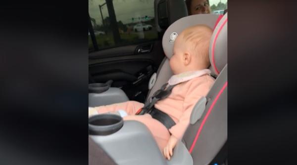 (VIDEO) Se duce să-și ia fiica de la creșă și observă niște bandă de hârtie lipită pe picioare: „Aș fi fost concediată dacă aș fi făcut așa ceva”