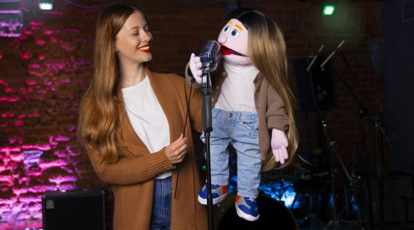 Părinții ventriloci: Cum să-i distingem și de ce sunt un pericol pentru stima de sine a copiilor lor