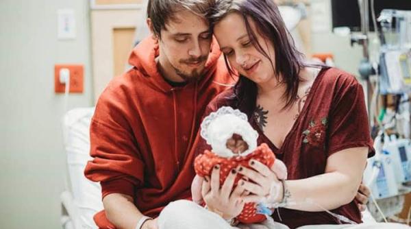 Știe că fiica ei nu va supraviețui, dar duce sarcina la termen pentru a salva alți copii