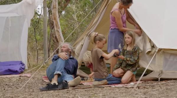 (VIDEO) „Părinții naturii” refuză să îi învețe pe copii să citească: „Vor învăța singuri când vor fi pregătiți”