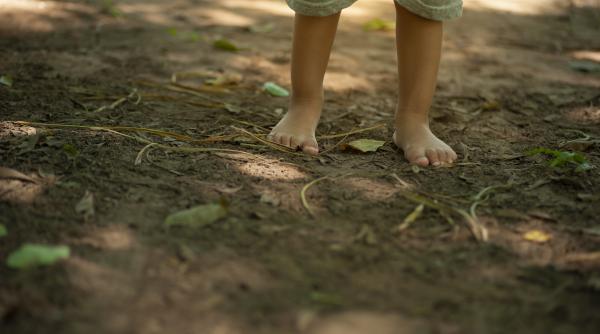 Știai că mersul desculț îl face pe copilul tău mai inteligent? Dovedit științific!