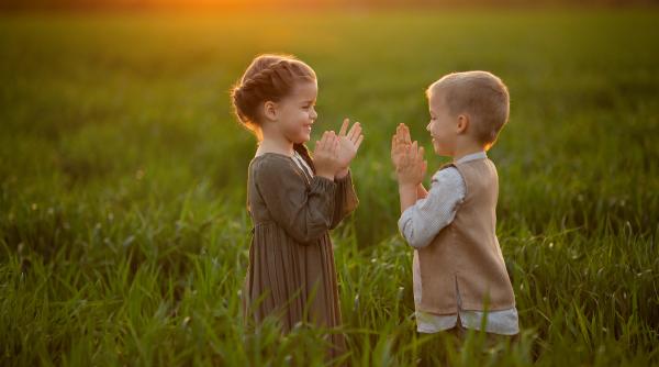 7 semne că frații au o conexiune specială: Cum pot părinții să întărească această legătură