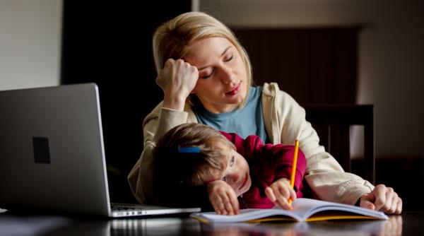 Mamele care lucrează se confruntă cu presiuni și așteptări diferite în comparație cu tații care lucrează: „Această muncă nu este întotdeauna evidentă”