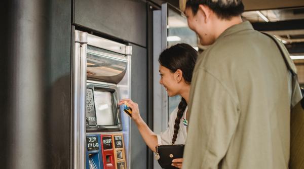 Aștepta alocația de la bunici dar s-a trezit cu 10 milioane de euro în cont