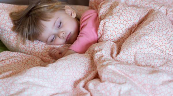 4 din 10 copii NU dorm orele recomandate de specialiști: Iată un ghid de măsuri pe care ar trebui să le ia părinții