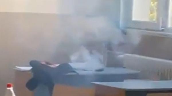 Telefonul unui elev a izbucnit în flăcări în timpul orelor, la un liceu din Cluj: Copiii au ieșit panicați din clasă