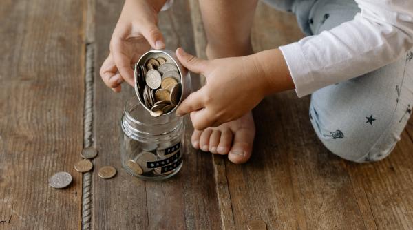 Un băiat de 9 ani l-a pus pe tatăl său să-l însoțească la bancă pentru a-și retrage toate economiile: A făcut un gest magnific