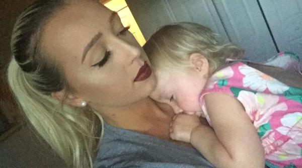 Mama uită de scutecele fiului ei: Educatoarea îi lasă un mesaj scris pe burtica bebelușului