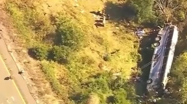 Un autocar cu elevi s-a prăbușit într-o vale: Copiii erau în drum spre o tabără